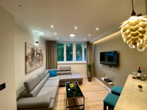 IvArt, City Center, Lux 2BR apartment, 2 Queen Size Beds